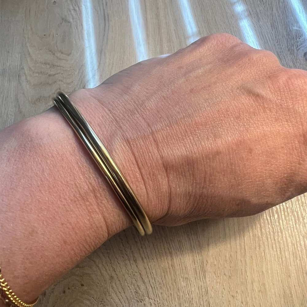 Two 14k‎ gold plated bangle bracelet. Two widths that complement well.